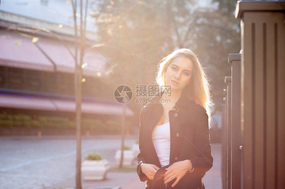 美丽金发美女的生活方式肖像图片