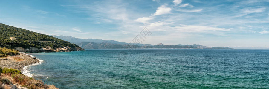 Corsese的Farinole海岸线和小石头海滩全景图片