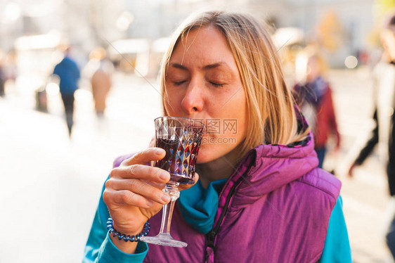 女人拿着一杯红酒樱桃白兰地女孩喝酒精饮图片