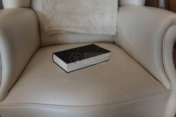 合上的书躺在皮椅上图片