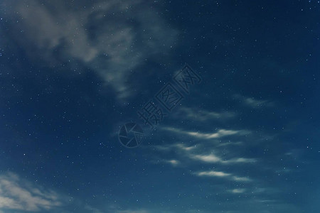 与星和云彩的夜空背景图片