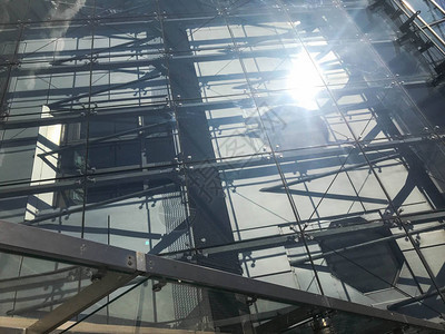 一个摩天大楼的玻璃透明坚固屋顶的纹图片