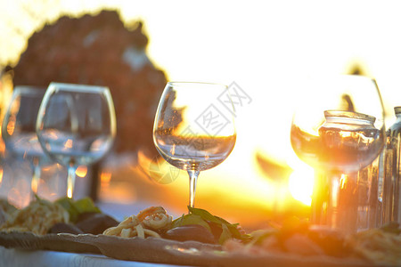 窖藏美酒一对夫妇在美丽的夕阳下享用美酒背景