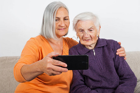 老年妇女与笑的照图片
