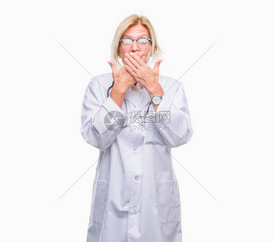 身处孤立背景的中年金发女医生因错误而用双手遮住嘴部震图片