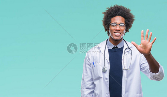 非裔美国人的医生在孤立的背景展示和指着五号手指时笑得满脸自信和快乐地笑起来图片