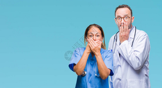 中年西班牙裔医生伴侣夫妇穿着医疗制服图片