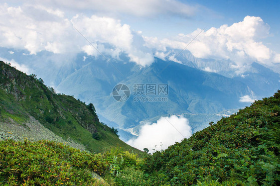 夏日午后的山谷山峰上云雾缭绕图片