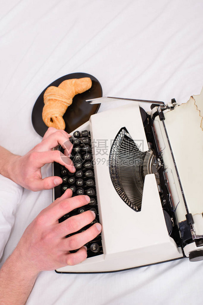 作家者习惯于老式机器而不是数字小工具创建新章节使用打字机早晨灵感概念手作家床白色床单图片
