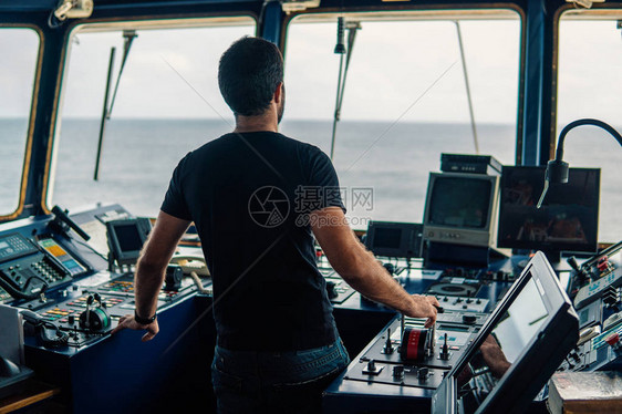 海洋航行官员在航行观察期间正在操控船只或船只图片