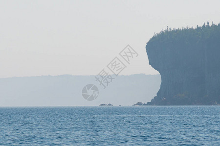 清晨雾和底壁纸时格鲁吉亚湾海岸悬崖图片