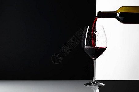 红酒倒入玻璃杯中反向背景复图片