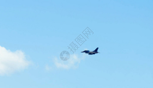 飞行在蓝天的军用飞机图片