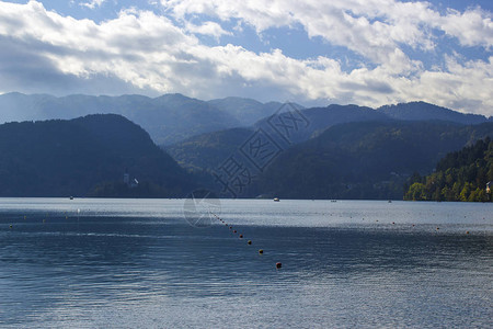 JulianAlps环湖Bled周围的全景图片