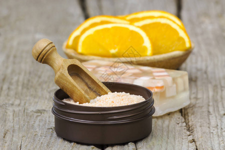 橙色浴盐肥皂和新鲜水果图片