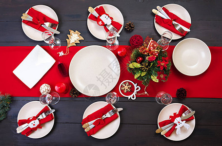 为供应菜肴准备的圣诞餐桌风景云杉树枝金属丝和蜡烛顶视图图片