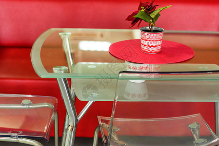 内地现代等候区有红色沙发和透明塑料椅图片