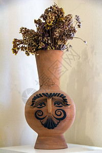 Clay花瓶用人脸画着它用图片