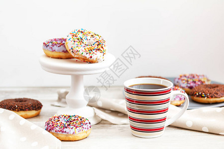 美味的甜圈和轻木本底咖啡图片