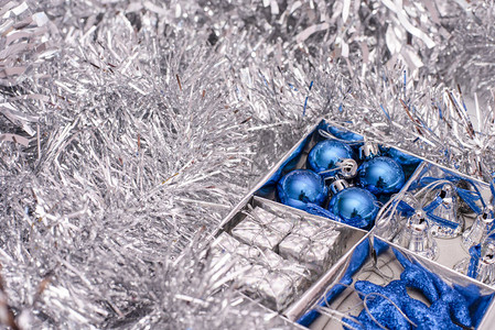 由蓝星蓝圣诞球银铃和银罐之间盒装的礼品盒组成的圣诞玩具图片