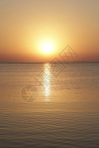 海上日落美丽的夏天在海洋之上下降清晨图片
