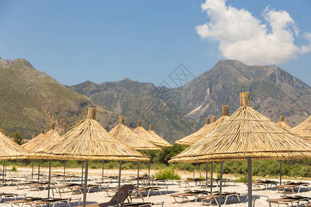阿尔巴尼亚Borsh海滩的伞状装置图片