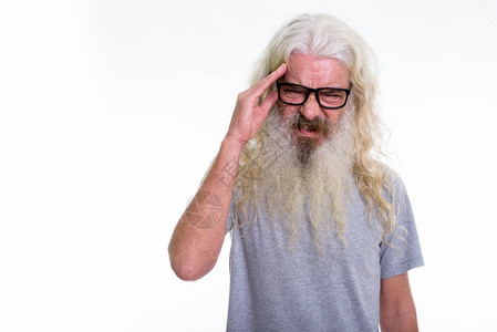 演播室拍摄的长胡子老人身戴眼镜图片