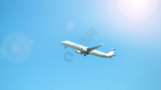 飞机从日本北海道札幌国际机场跑道起飞到蓝天图片