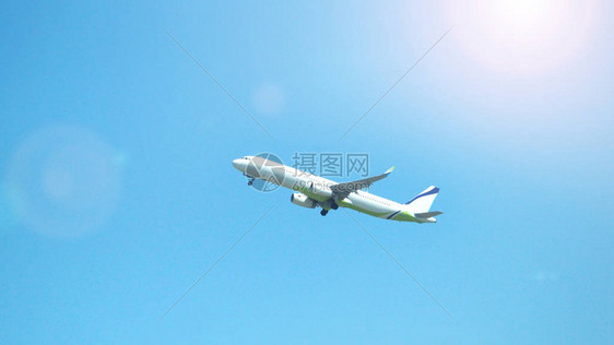 飞机从日本北海道札幌国际机场跑道起飞到蓝天图片
