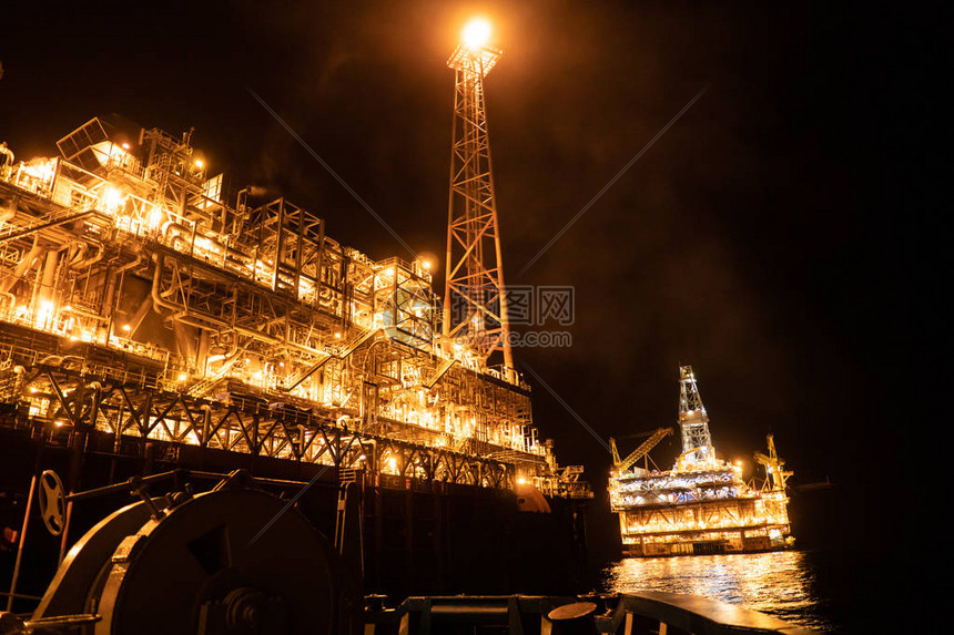 FPSO油轮在离岸石油和天然气工业海产石油和储存油平台附近图片