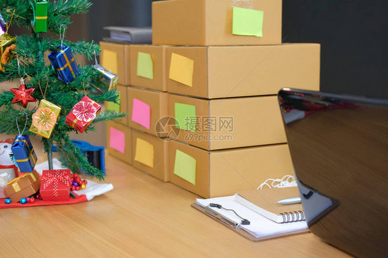 圣诞假期在企业主工作场所包裹纸板箱网上销售图片