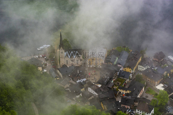 奥地利哈尔施塔特湖上的雨和云鸟瞰奥地利城市哈尔图片