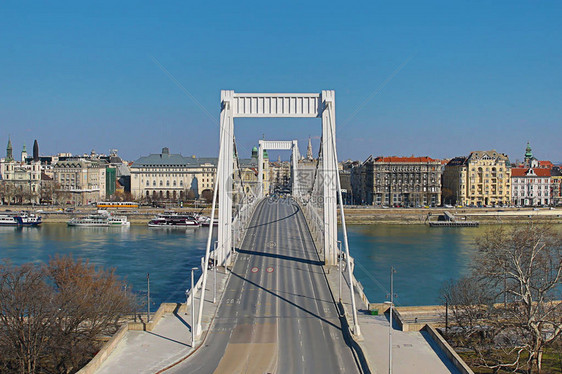 Bridge是通向布达佩斯中心的道路图片