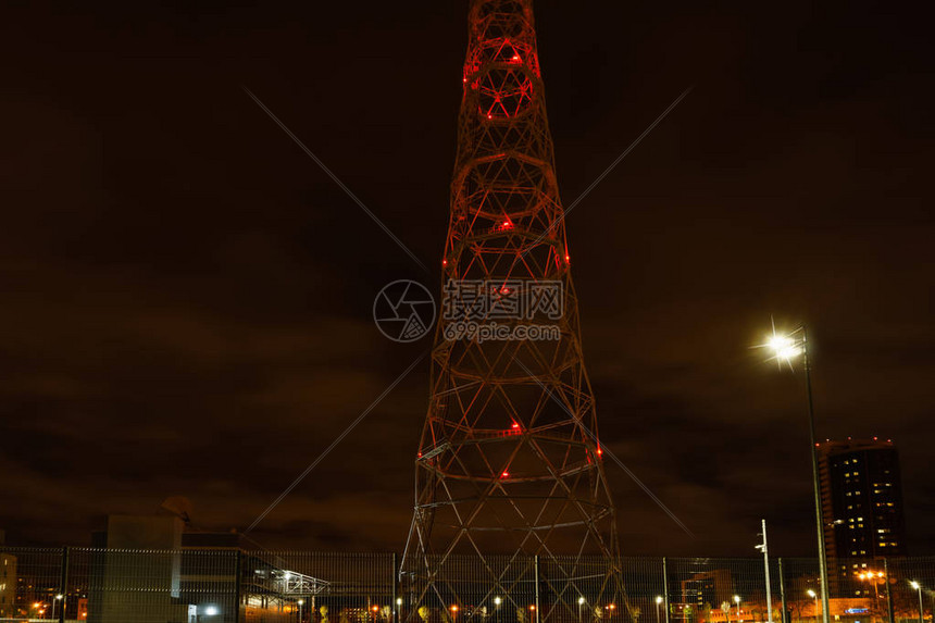 夜视电塔红色飞机在紫色天空图片