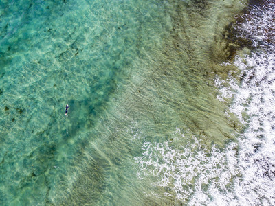 与海浪和冲浪者的水晶般清澈的大海的鸟瞰图普拉亚德拉坎特里亚大西洋图片