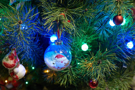 关闭挂在树上的圣诞装饰品装饰圣诞树背景圣诞快图片