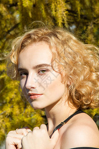 秋天公园背景下的金发女郎肖像图片