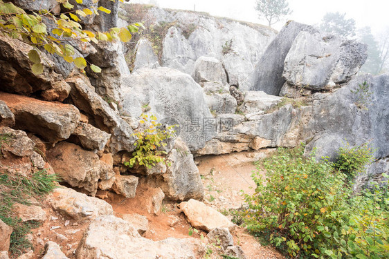 叫做LeFundryDesChens的水坑或doline是美丽的岩层图片