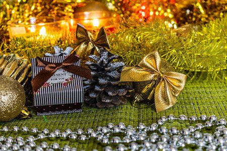 盛装圣诞礼物闪亮玩具和装饰品的多彩小礼品盒冬季和节日风景由图片