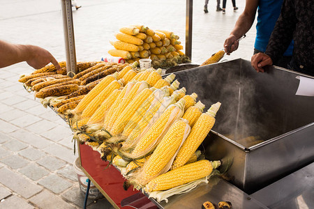 新鲜的煮烤玉米是土耳其伊斯坦布尔著名的街头食品图片