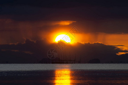 夕阳天空海景与雨云图片