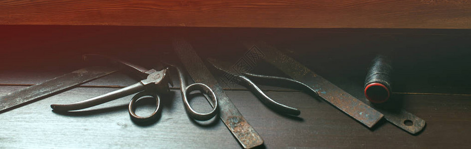 鞋匠的办公桌木桌上的旧工具鞋匠店鞋匠工作场所的乐器复古风图片