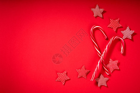 圣诞甜食和红织物在红色图片
