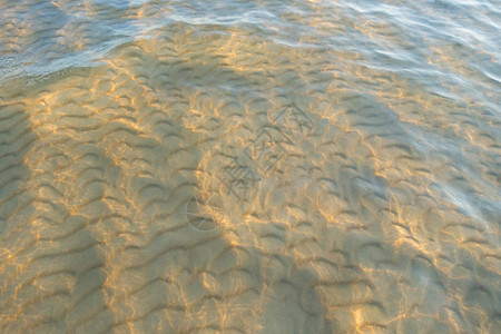 沙滩上柔软的水浪水下的沙浪图片