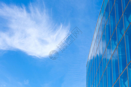 蓝天白云现代办公楼采用玻璃幕墙图片
