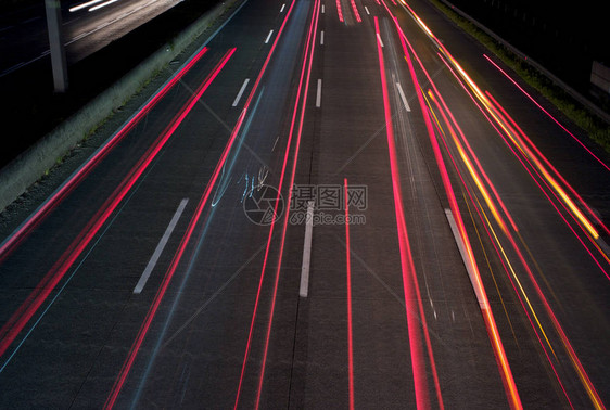 夜间交通高速公路上的光迹长时间曝图片