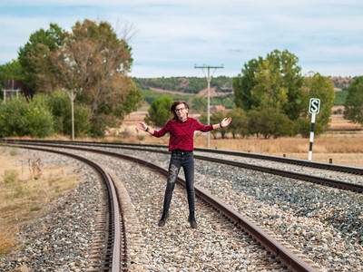 一个少女跳上火车轨自由与欢乐的图片
