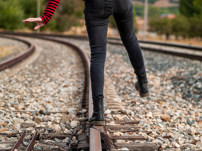 通过沿着火车轨行走来保持平衡的人沿铁图片