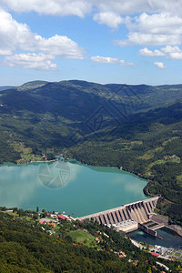塞尔维亚Drinina河和山丘地貌的P图片