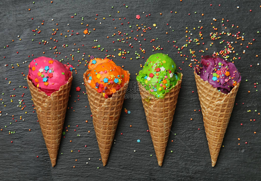 华夫饼面带美味的彩色冰淇图片